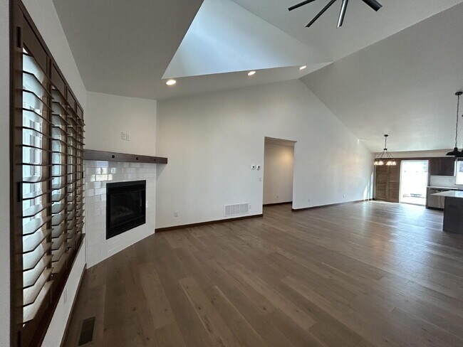 Foto del edificio - Luxury 4 Bed / 2 Bath Home on .84 Acres – 3 Car Garage – RV Parking