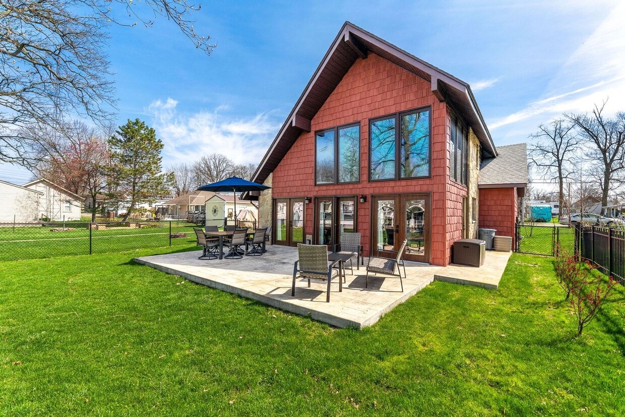 Foto principal - Fully Furnished 3 Bedroom Lakefront Home o...