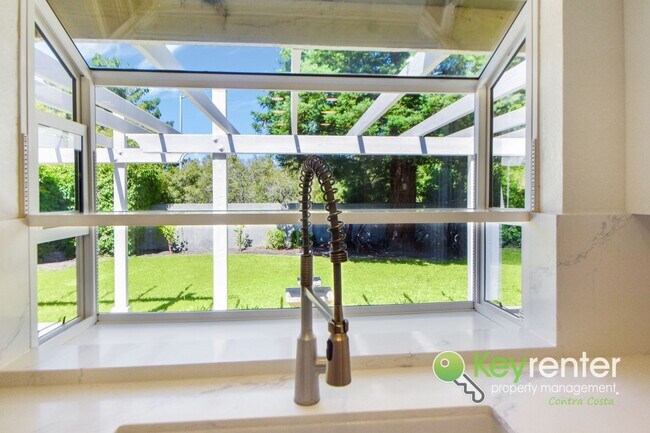 Building Photo - Beautiful 4 Bed / 3 Bath Bollinger Hills Home with Gorgeous Remodeled Kitchen!