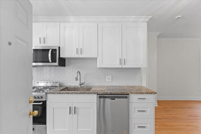 Building Photo - Open Layout Studio in Andersonville