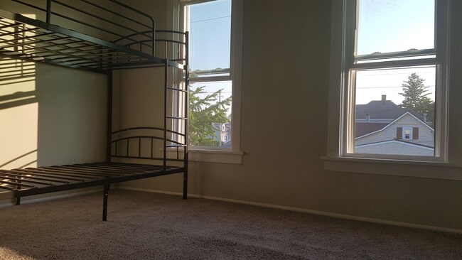 Building Photo - 1032 Perry St