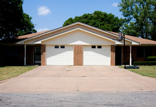 Building Photo - 111 Briarwood Ln