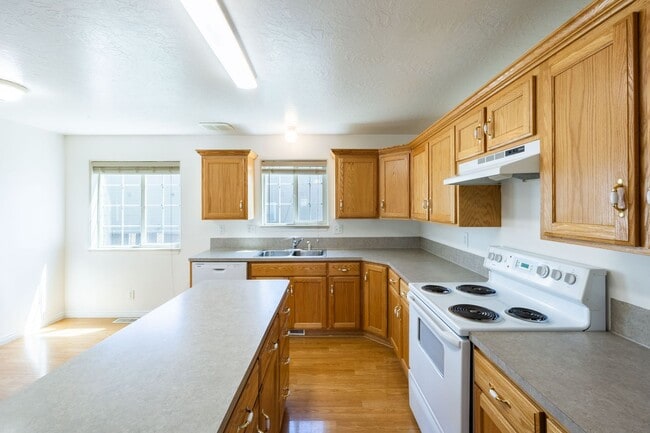 Building Photo - CALL TYE DIRECTLY FOR SHOWINGS AND APPLICATION DETAILS 208-313-6062. 2 Bed -1.5 Bath townhome in ...