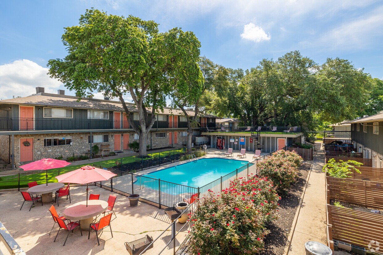 The Flats at Oak Hill Apartments in San Antonio, TX