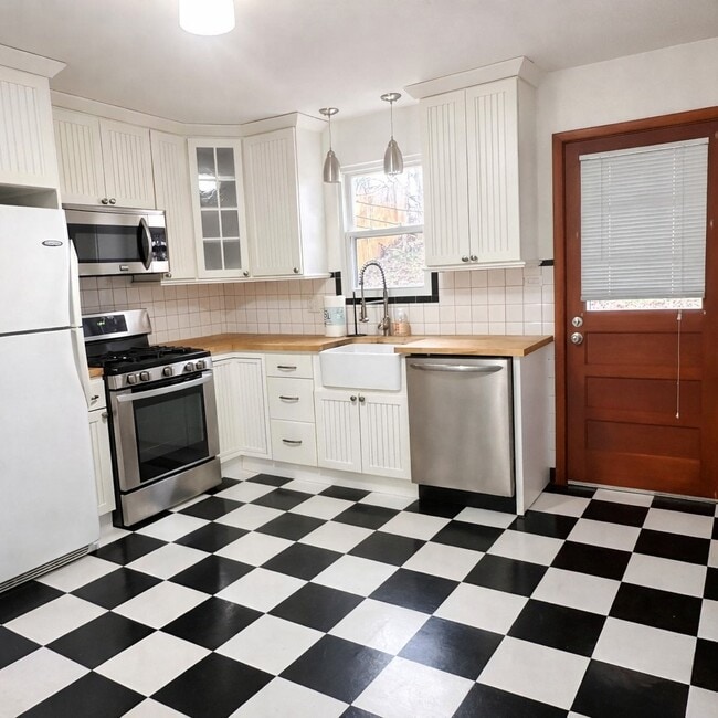 Building Photo - 2512 Tamm Ave