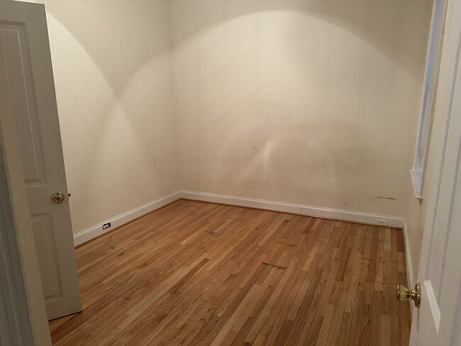 Building Photo - 1723 Bank St