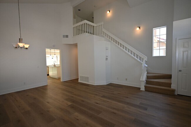 Foto del edificio - Immaculate 2 story 3 bedroom 2.5 bath hous...