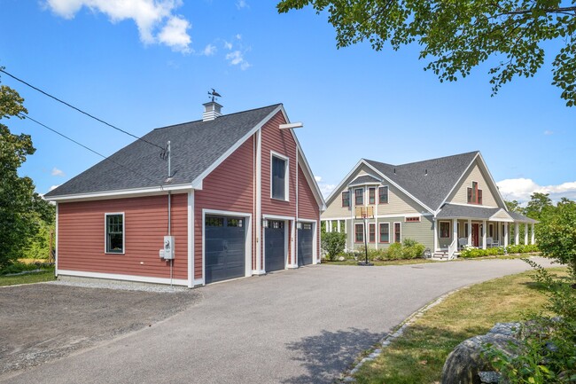 Building Photo - 133 Waukewan St