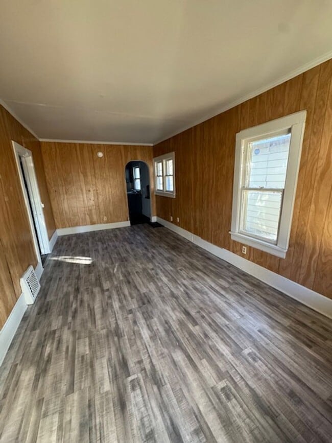 Building Photo - 1410 W 4th St