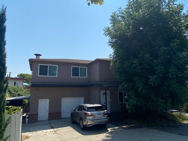 Building Photo - 820 Island Dr