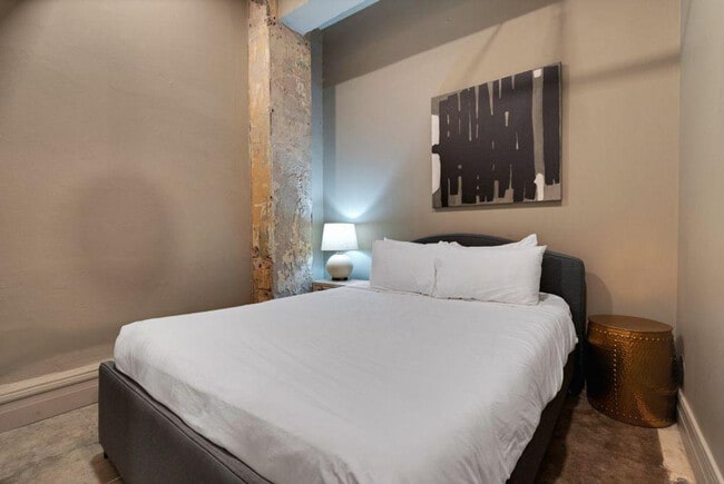 Building Photo - 505 E Travis St