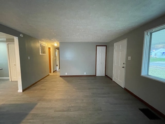 Building Photo - 924 E Chippewa Ave