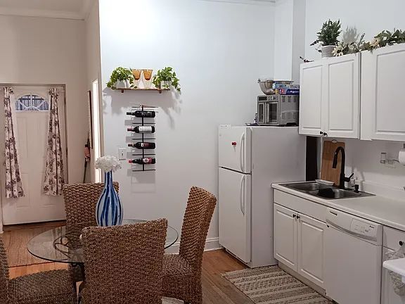 Building Photo - 916 Green Bay Rd