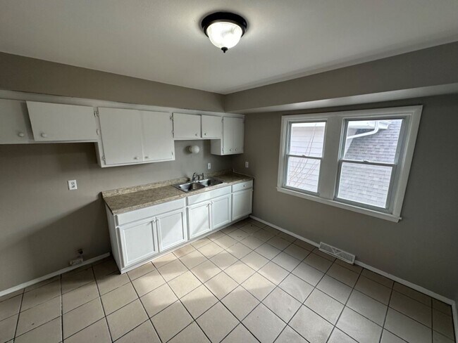 Foto del edificio - 5736-5738 N 99th St. (Duplex)
