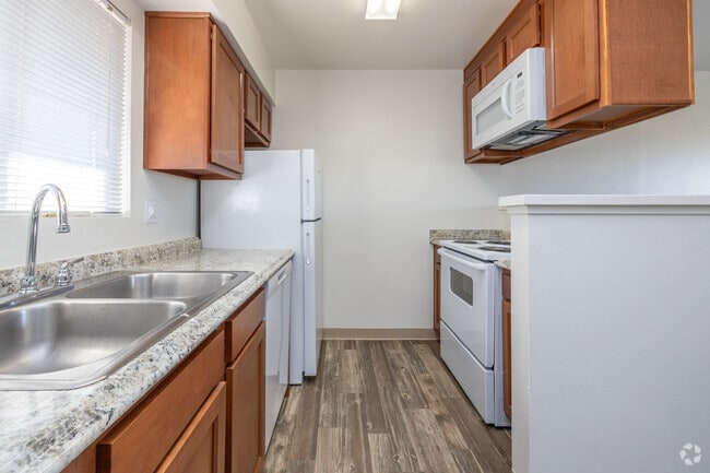 1BR, 1BA - 624SF - Kitchen - Altamira Apartments