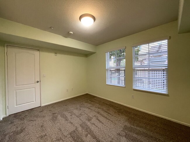 Foto del edificio - Great Deal for Spacious townhome in Otay R...