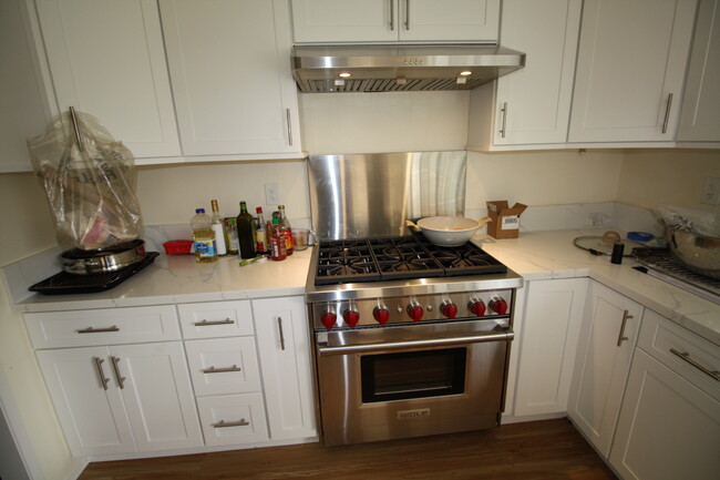 New Vicking Stove - 20252 Elkwood St