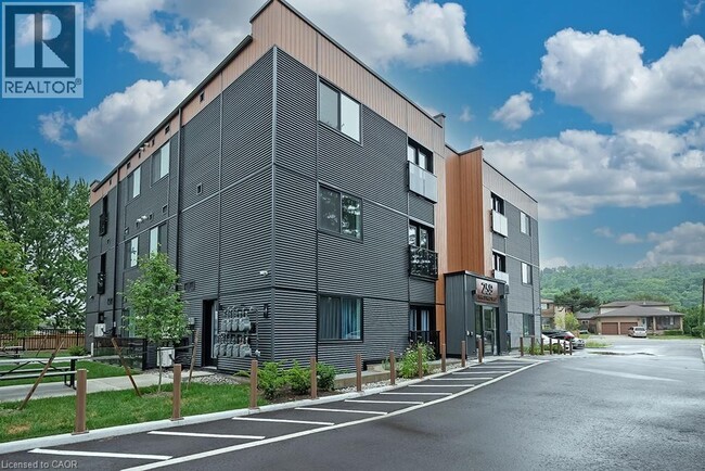 Building Photo - 261 King St E
