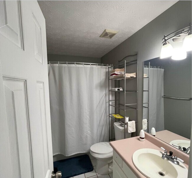 Foto del edificio - 145 Candlewood Dr