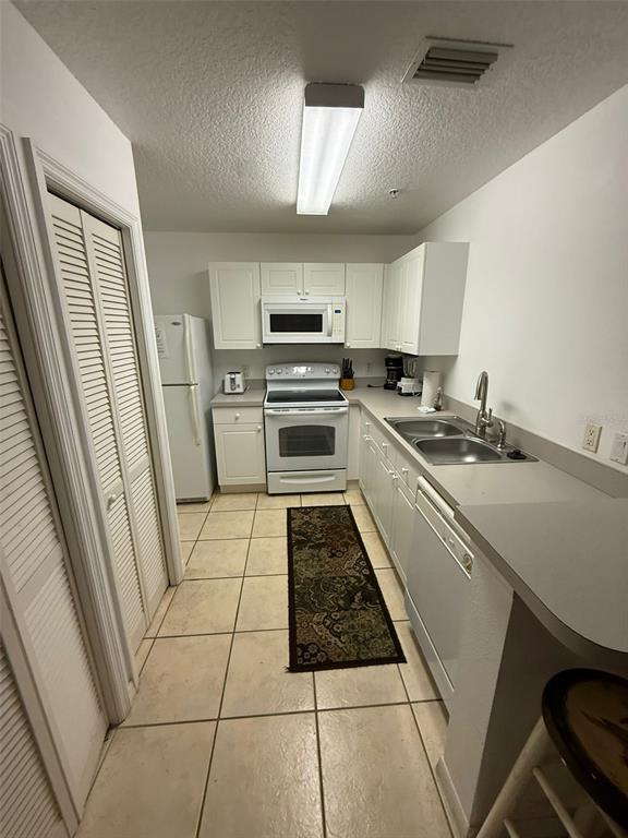 Building Photo - 2740 Club Cortile Cir