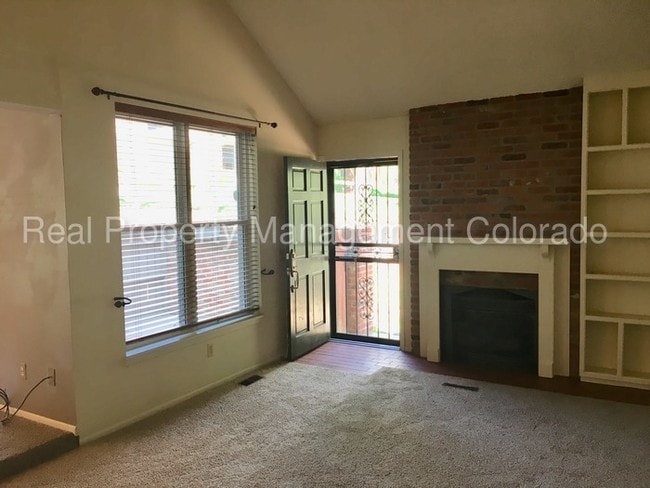Building Photo - Gorgeous Townhome in Sunset Ridge