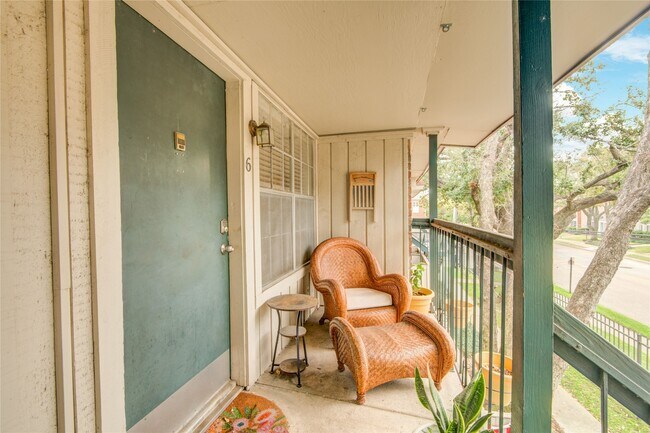 Foto del edificio - 845 Augusta Dr