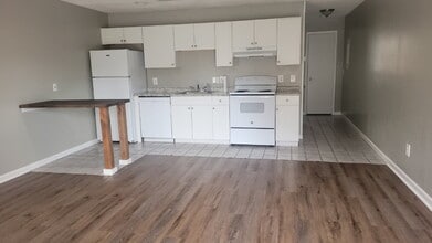 Building Photo - 4423 Bonnell Dr
