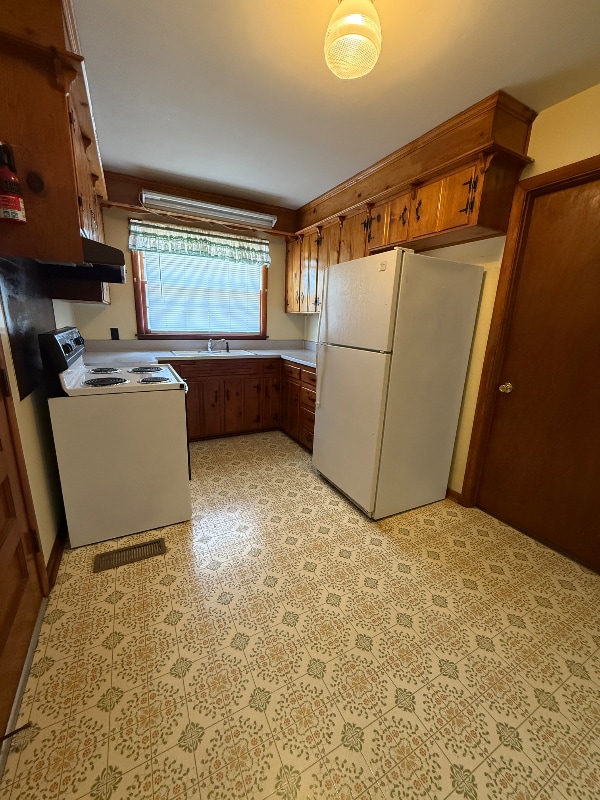 Building Photo - 490 Sunliner Dr