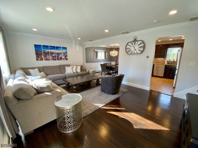 Foto del edificio - 17 Riker Hill Rd