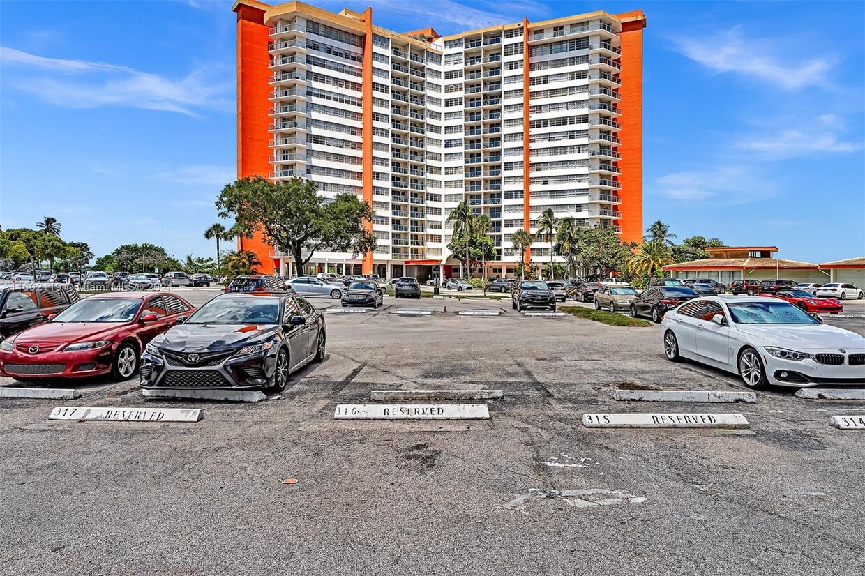 Foto principal - 1301 NE Miami Gardens Dr