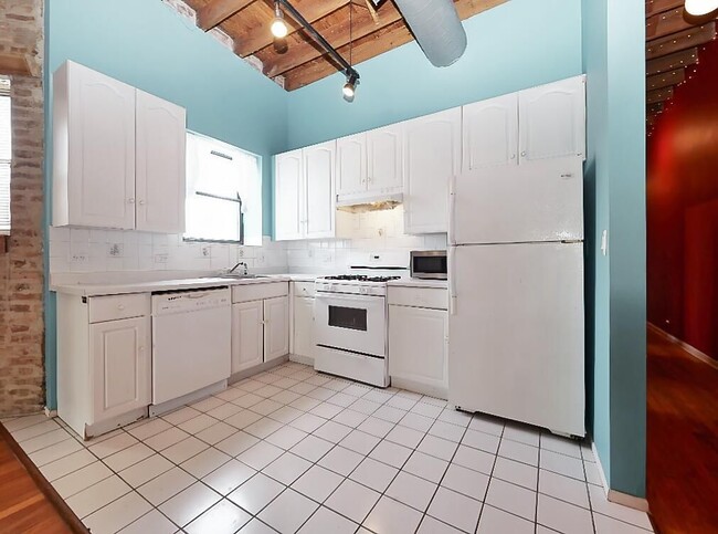 Building Photo - 2849 W Belmont Ave
