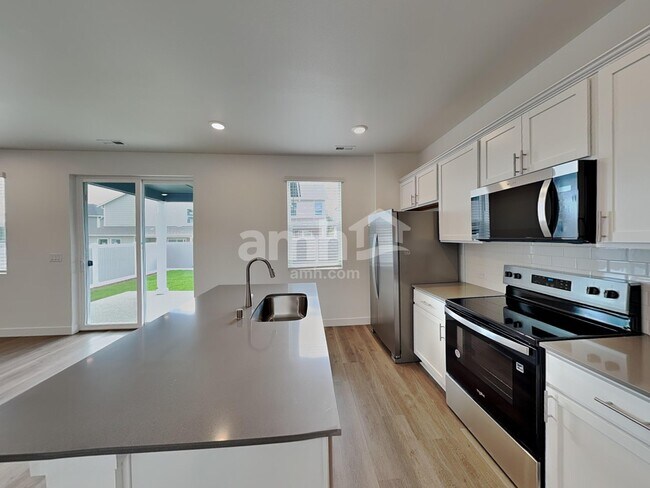Building Photo - 4816 85th Dr NE