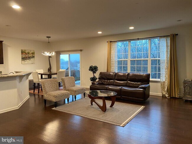 Foto del edificio - 242 Fairfield Cir W