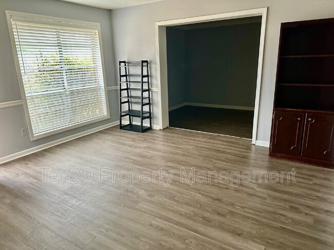 Foto del edificio - 6219 Stoneway Dr