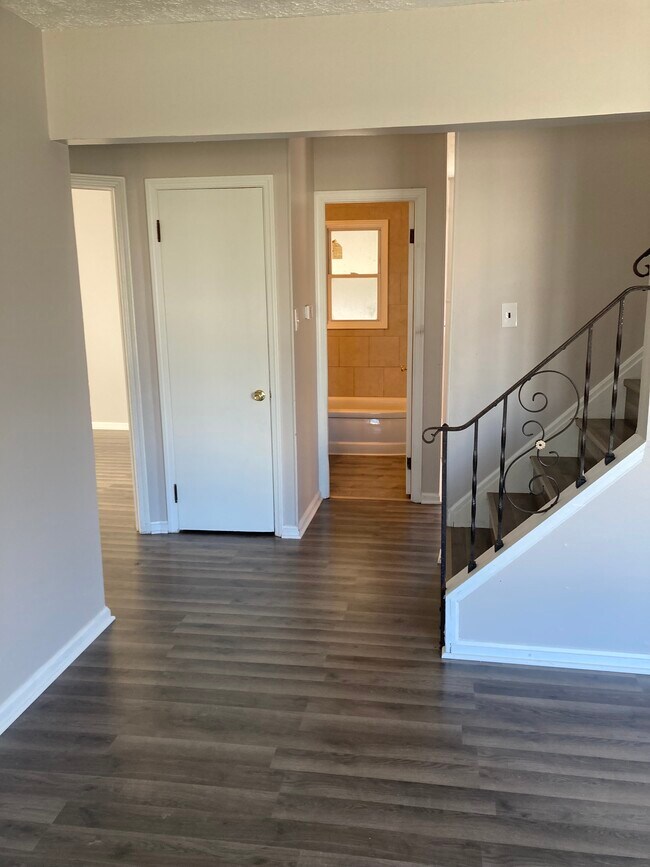 Building Photo - 663 Shakespeare Dr