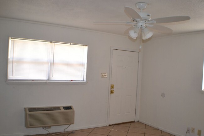 Foto del edificio - Half Duplex 2 Bedrooms 1 Bath For Lease in...