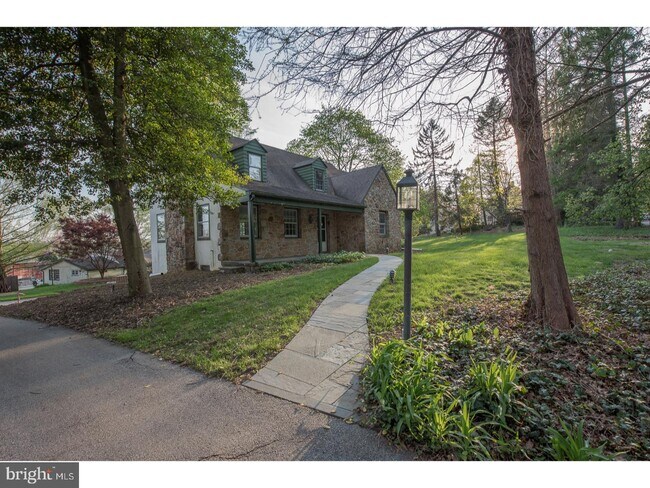 Building Photo - 152 E Conestoga Rd