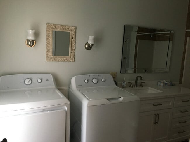 Foto del edificio - 12 Old Georges Mills Rd