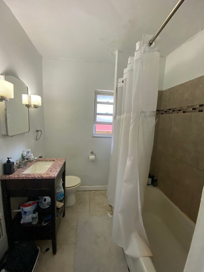 Building Photo - Available July 2024 - Spacious 4 Bedroom, ...