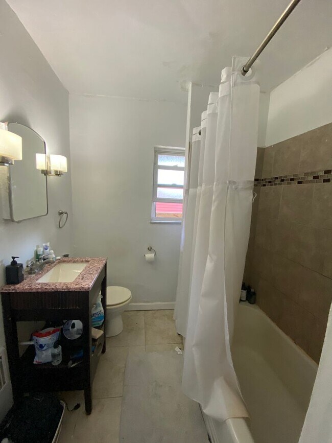 Foto del edificio - Available July 2024 - Spacious 4 Bedroom, ...