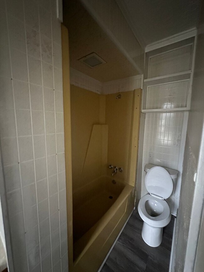 Building Photo - Akron single-family home *Accepting 3+ Sec...