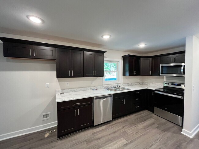 Foto del edificio - Private Wooded Views - Move-In Ready!