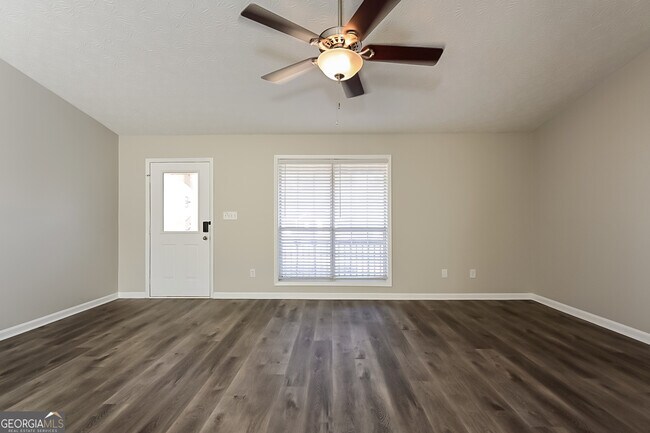 Foto del edificio - 561 Sunnyhill Dr