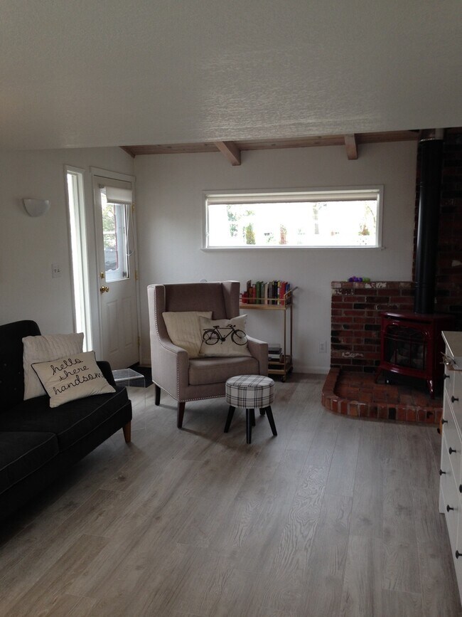 Building Photo - In-town Cottage