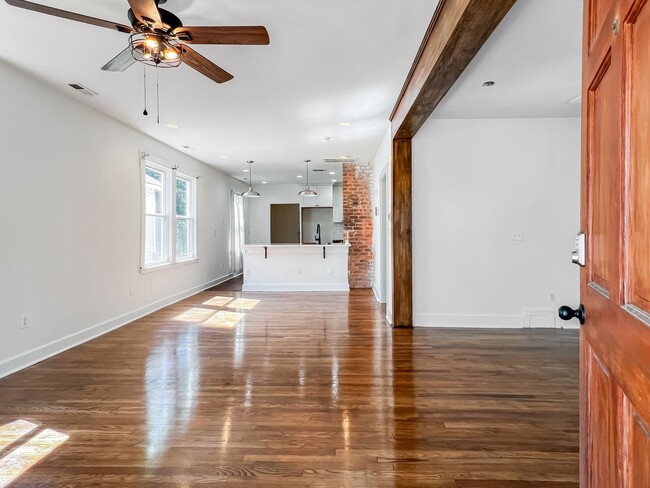 Building Photo - Renovated Oakwood Gem with Modern Amenitie...