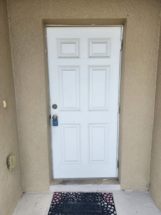 Building Photo - 4/2 Contemporary Style house