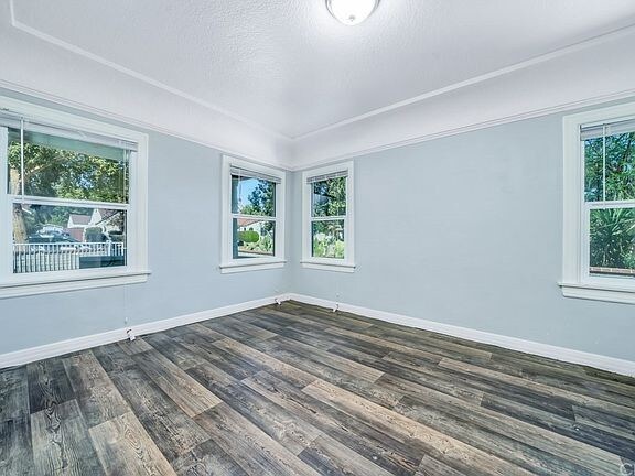 Foto del edificio - 3 bedrooms home plus a bonus room