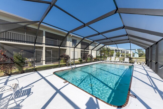 Foto del edificio - TURNKEY FURNISHED RENTAL ON GOLF COURSE. GROUND FLOOR UNIT