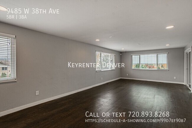 Foto del edificio - Beautiful 5 Bed 3 Bath home with a 2 Car G...