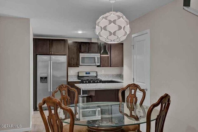 Foto del edificio - 4016 Camelot Heights Dr